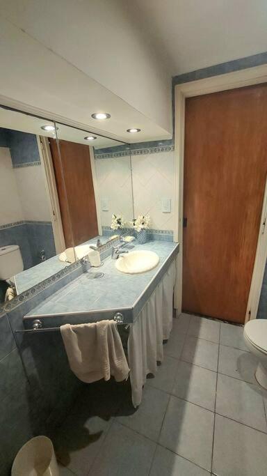 Muy Amplio Departamento En El Centro A Cuadras Del Mar Y Casino Apartamento